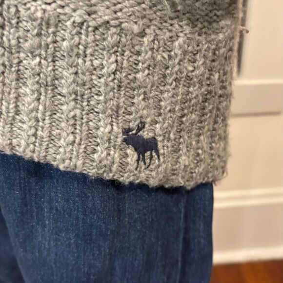 Abercrombie & Fitch V Neck Knit Sweater Heather Gray Size M - Picture 4 of 6